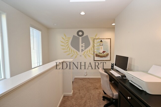 Building Photo - 893 Fir St W