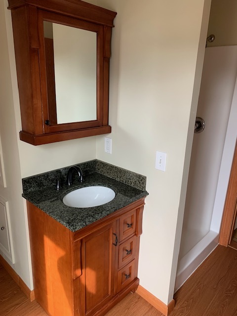 Bathroom w/Shower - 8 S Lincolnway St