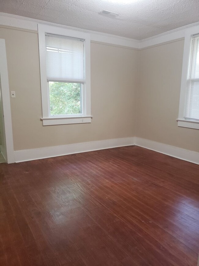 Building Photo - Three Bedroom Ranch in Park Circle