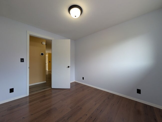 Building Photo - Great 4bed/1.5 bath home with bonus space and additonal storage