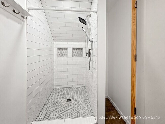 Building Photo - 5345/5347 Wedgewood Dr-5345