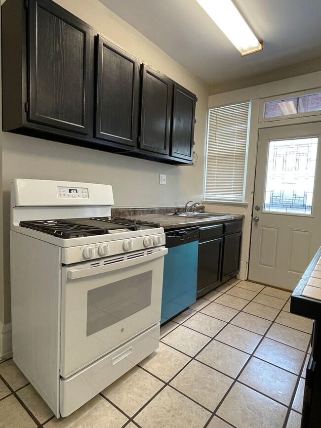 Building Photo - Charming 2-Bedroom Townhome with New Appli...