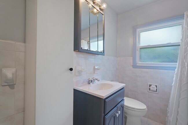 Building Photo - Charming Ardsley Park Bungalow Fully Furni...