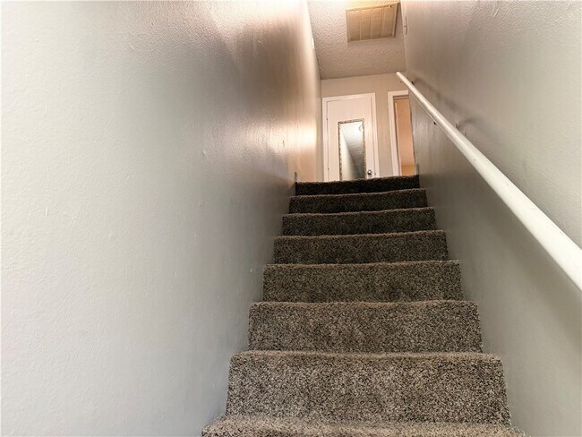 Building Photo - 207 White Oak Dr NE