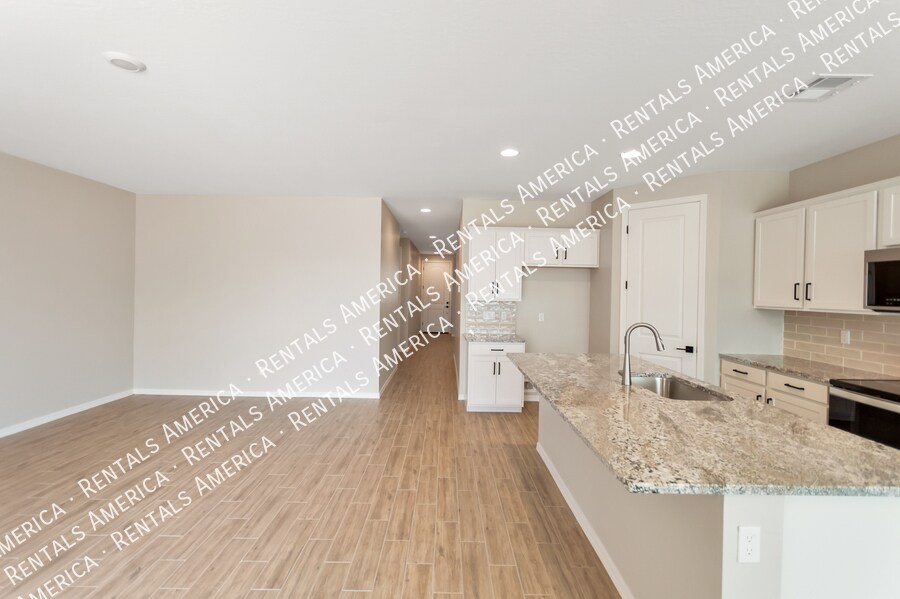 Building Photo - 36033 W San Clemente Ave