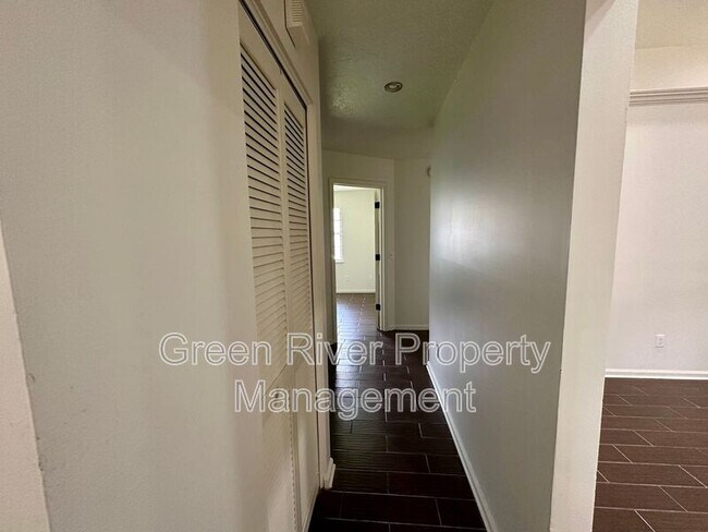 Building Photo - 3288 Deerfield Pointe Dr
