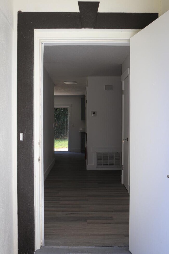 Building Photo - 2958 Bermuda Ave S
