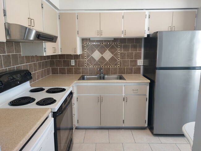 Building Photo - Adorable and Comfortable Sarasota Duplex! **Housing Choice Vouchers accepted**