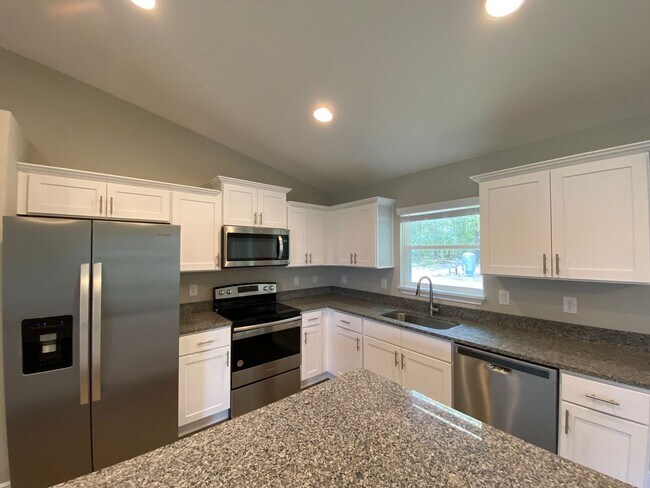 Building Photo - Custom Home - Desirable SE Ocala Neighborh...