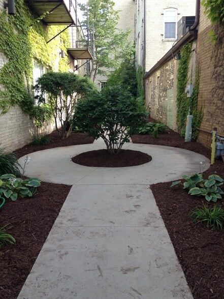 Courtyard Oasis - Balzer Apartments