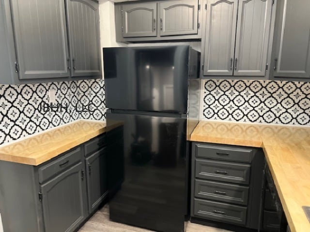Kitchen - refrigerator - 2821 N Avalon Pl