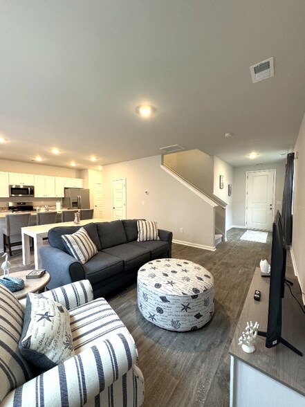 Building Photo - 145 Cypress Holw Dr