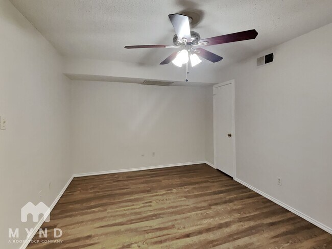 Building Photo - 2301 Basil Dr