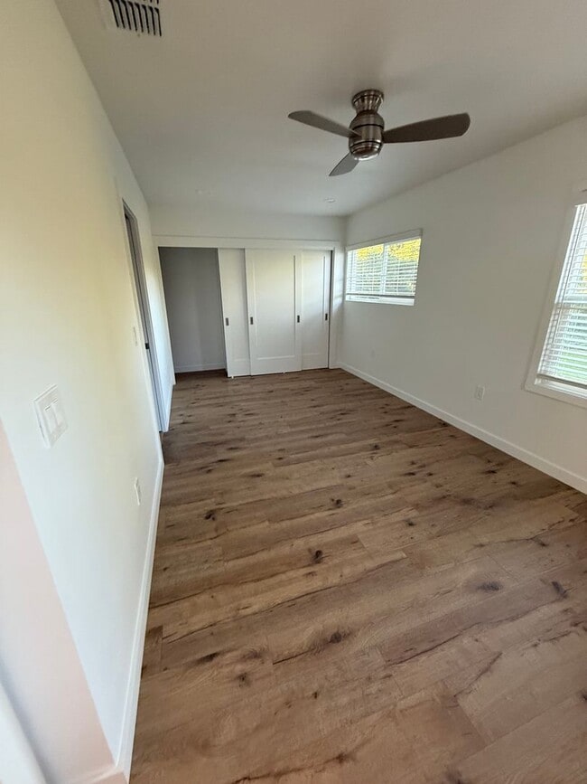 Building Photo - Beautifully Updated 2/2 Duplex - 4033 Miller Way