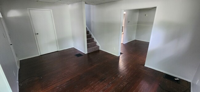 Building Photo - 219 E Oak St