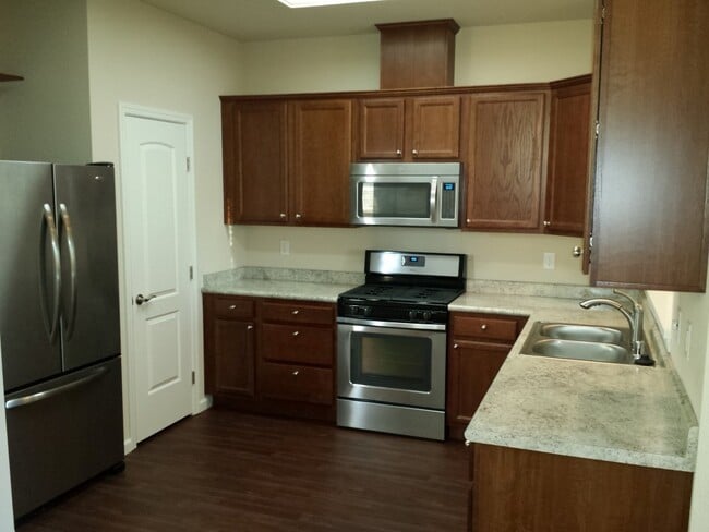 Building Photo - Townhouse In Prime Location