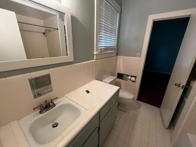 Building Photo - 310 Flavia Cir
