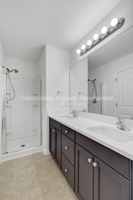 Building Photo - 590 Summer Hill Way