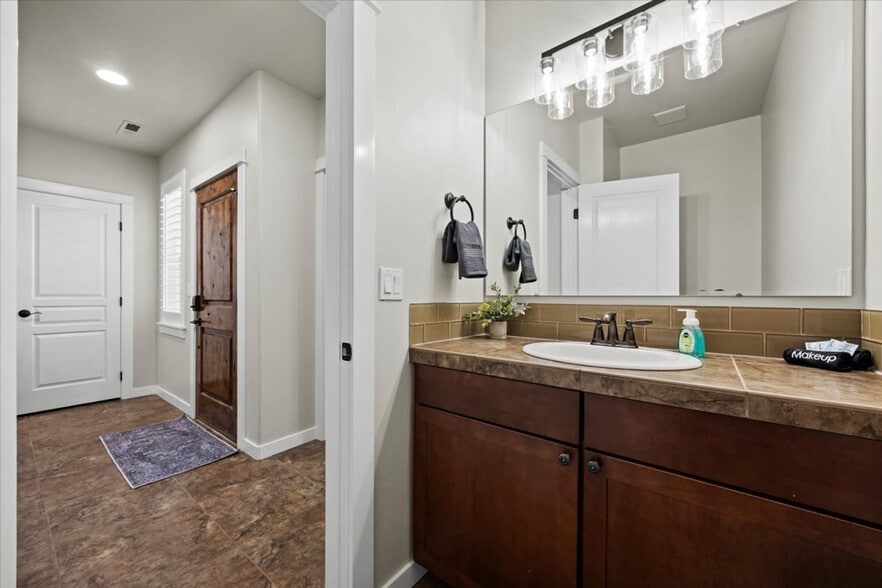 Building Photo - 10130 W Brownstone Dr