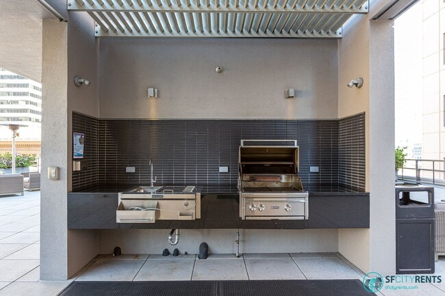 Building Photo - Financial District: 1 bed + Den/Office w/ ...