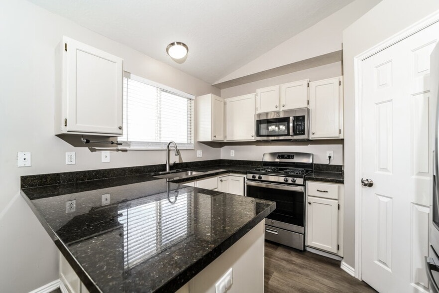 Building Photo - 7747 S Briar Dr