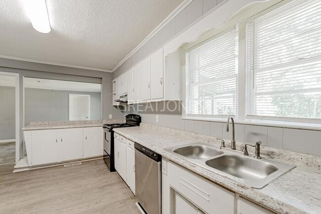 Building Photo - Charming 4 Bedroom in Batesburg-Leesville!