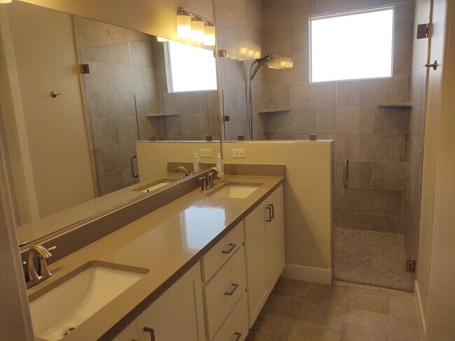 Building Photo - 1 Bedroom + Den 1.5 bath 2 Car Garage VIEWS & VIEWS!
