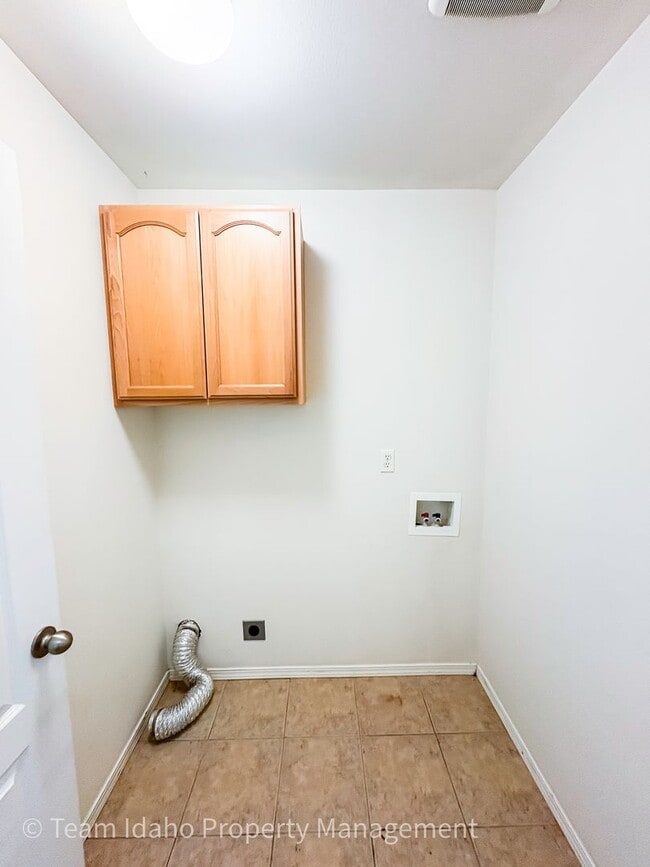 Building Photo - Beautiful 4 bedroom 3 bath townhouse w/att...