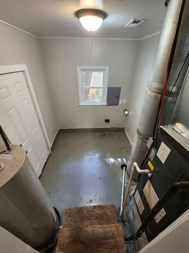 Building Photo - Spacious 3-Bedroom, 2-Bathroom Home AVAILA...