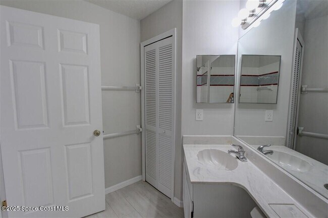 Building Photo - 4240 Wood Haven Dr