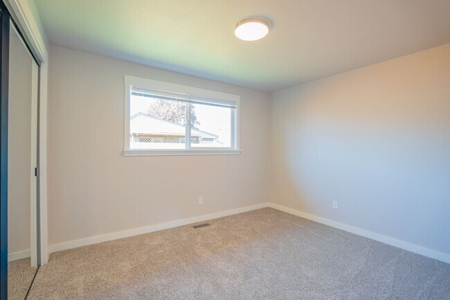 Building Photo - Newly Remodeled Large 2 Bedroom!
