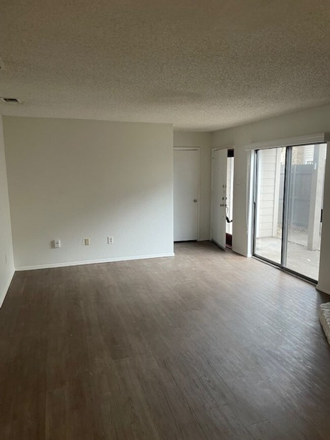 Building Photo - 1106 Brighton Dr