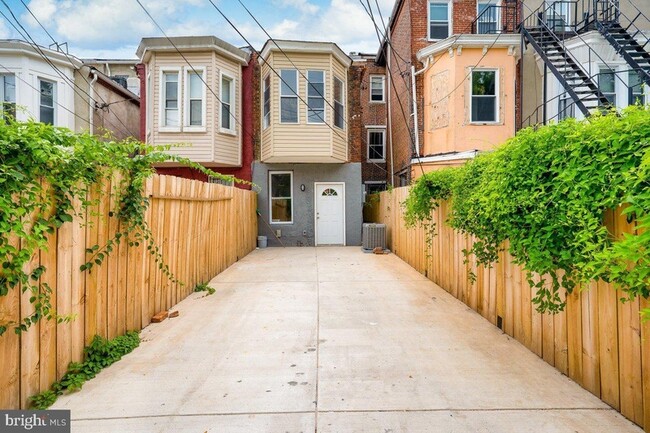 Building Photo - 71 Dolphin St