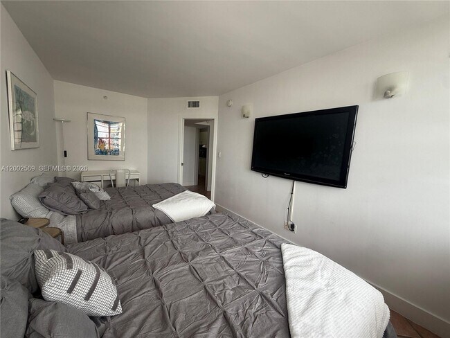 Building Photo - 100 Lincoln Rd