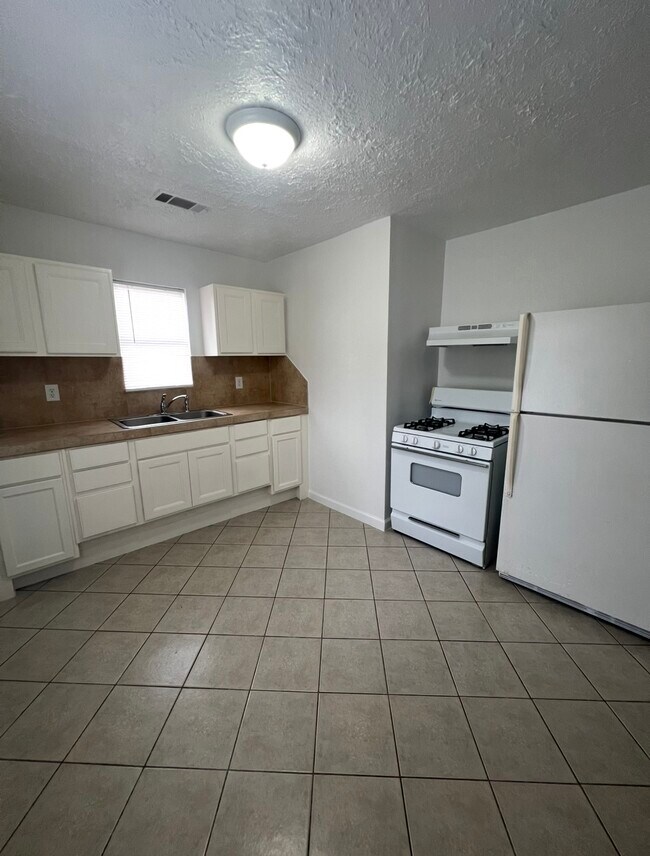 Building Photo - 831 1/2 Deerpass Drive