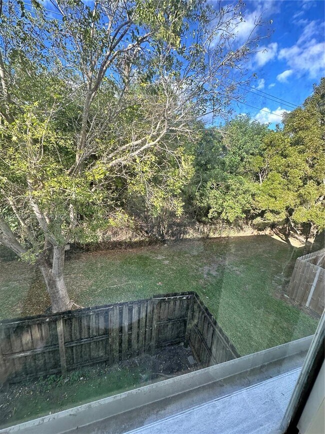 Building Photo - 1529 SE 24th Ct