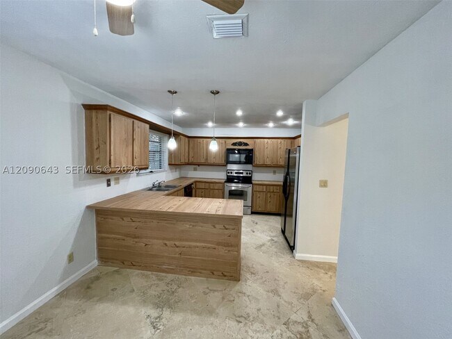 Building Photo - 2160 Bayberry Dr