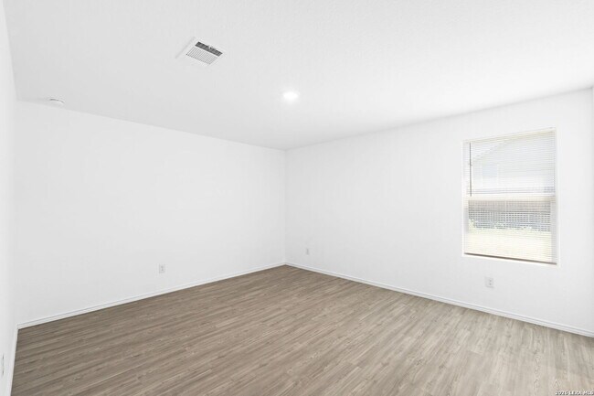 Building Photo - 422 De Herrera