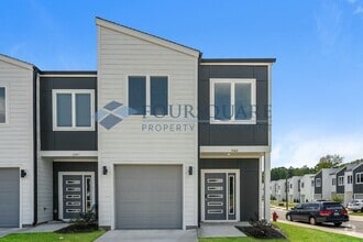 Building Photo - Townhome | Washer/Dryer Included | Back Pa...