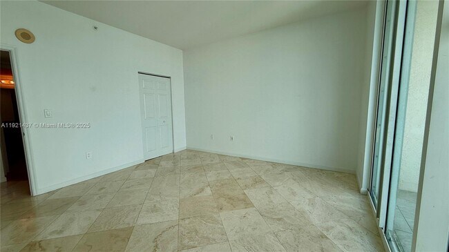 Building Photo - 1155 Brickell Bay Dr