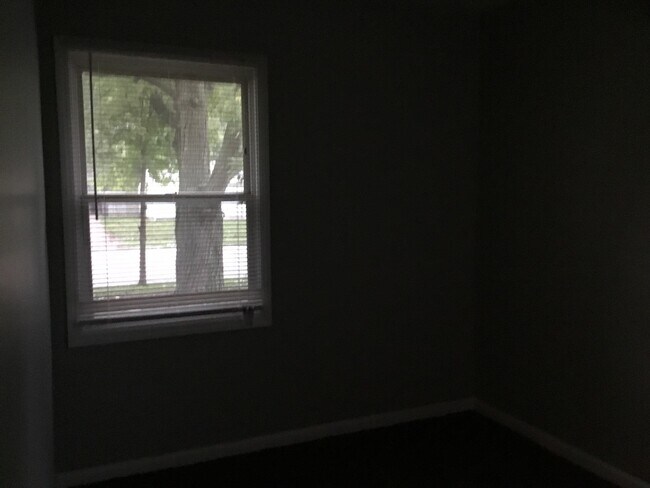 Building Photo - Roomy Southside 3 Bedroom Home with fenced...