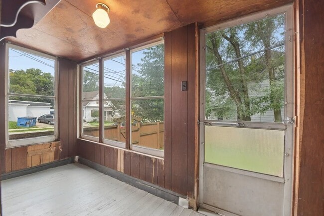 Building Photo - 218 N Sandusky St