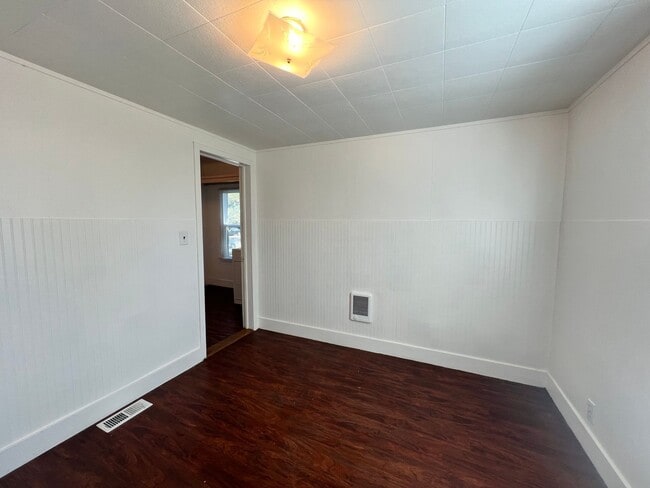 Building Photo - Cottage Style 1 Bed Home with a Large Yard...