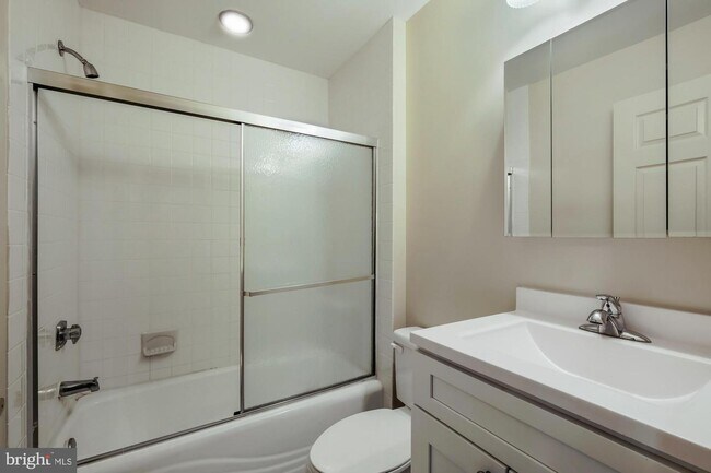 Building Photo - 204 S 17th St