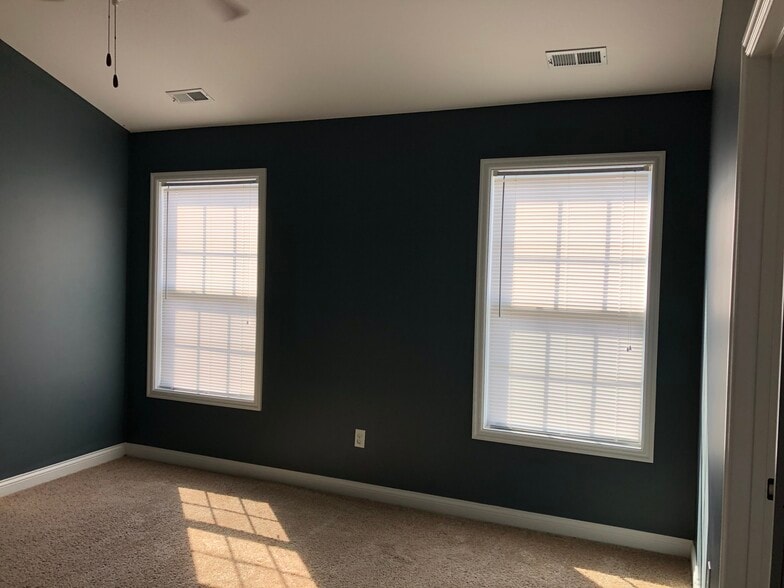 Building Photo - 5811 Islip Dr
