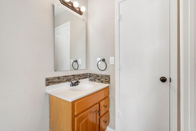 Building Photo - 1621 N Hillcrest Ave