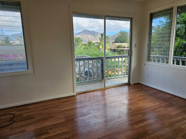 Building Photo - Spacious 3-Beds, 2-Bath Apartment. Back unit