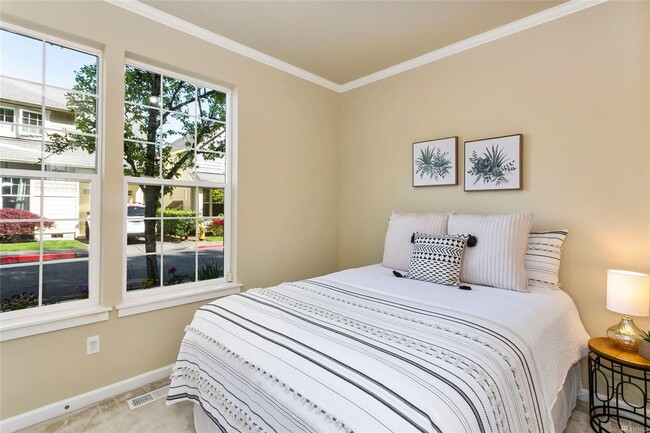 Building Photo - SEPTEMBER FREE >> Beautiful 3BR/3BA Townho...