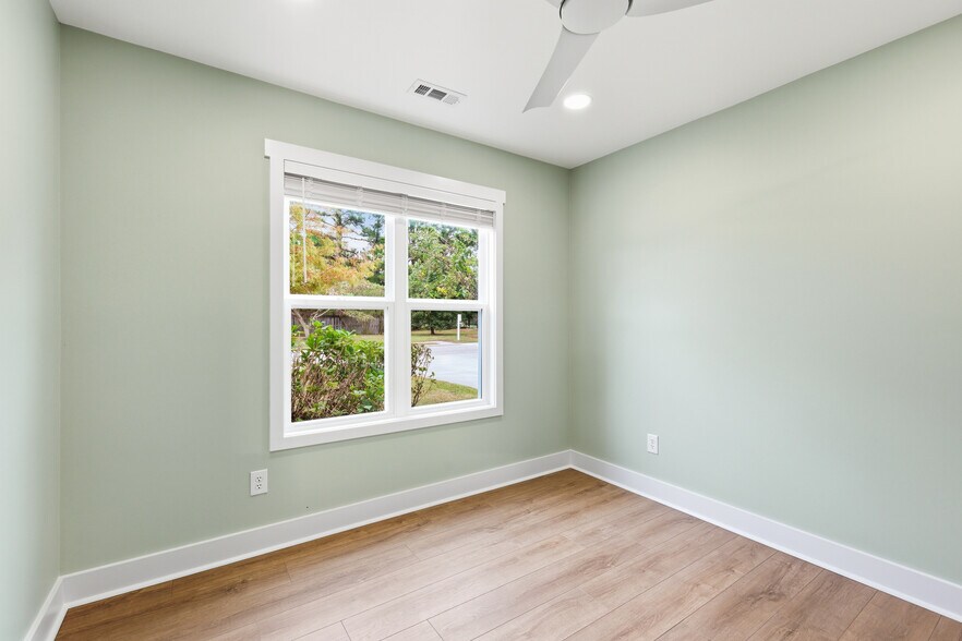 Building Photo - 303 Hixon Pl