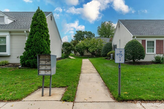 Building Photo - 456 Roxbury Ln
